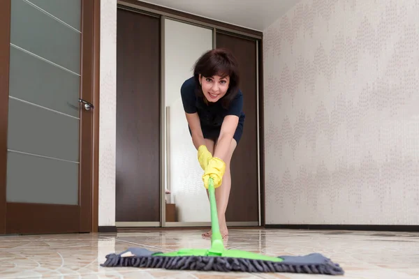 Gülümseyen Esmer Bir Kadın Dairesinde Paspasla Yerleri Temizliyor — Stok fotoğraf