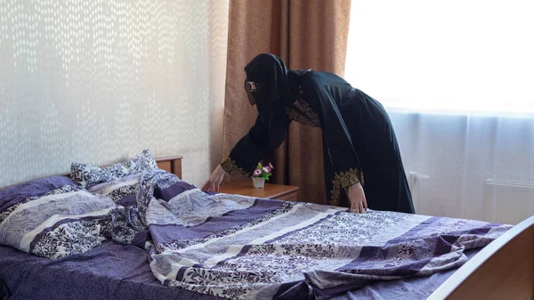 Mulher Muçulmana Faz Sua Cama Seu Apartamento Conceito Tarefas Domésticas — Fotografia de Stock