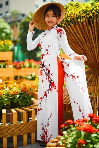 Kultur Asien. Asiatisk kvinna i traditionell klädsel (kläder), Coni — Stockfoto