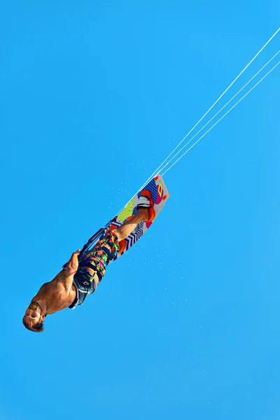 Extrémní vodní Sport. Kiteboarding, Kitesurfing Air akce. Rekreační bazén, brouzdaliště — Stock fotografie