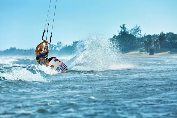 Deportes acuáticos. Kiteboarding, Kitesurfing. Surfista Surfing Waves. A —  Fotos de Stock