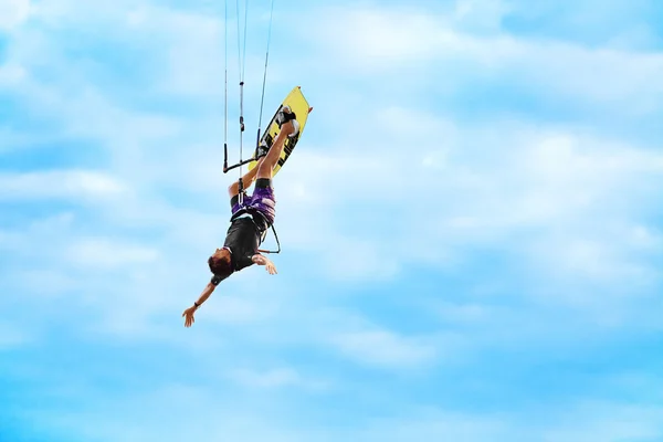 Deporte extremo. Deportes acuáticos recreativos. Kiteboarding, Kitesurf —  Fotos de Stock