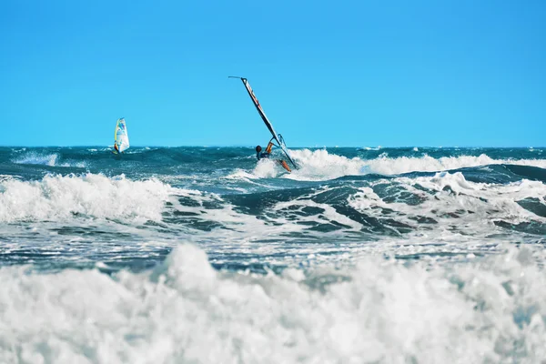 Esportes aquáticos radicais recreativos. Windsurf. Lei do Vento de Surf — Fotografia de Stock