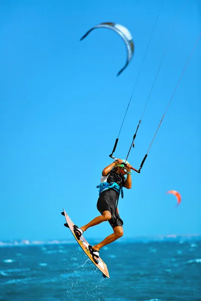 Sport acquatici. Kiteboarding, kitesurf nell'oceano. Sport estremo — Foto Stock