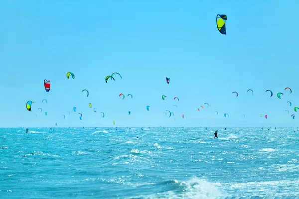 Kiteboarding, kitesurfing. Sporty wodne. Kitesurfers w morzu. Suma — Zdjęcie stockowe