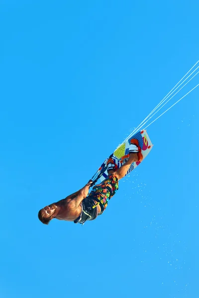 Το ακραίο άθλημα νερό. Kiteboarding, Kitesurfing Air δράση. Recre — Φωτογραφία Αρχείου