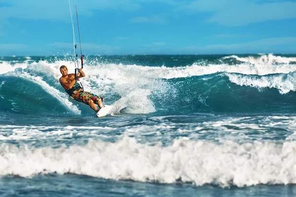 Esportes Aquáticos. Kiteboarding, Kitesurf. Surfista Surf Waves. A — Fotografia de Stock