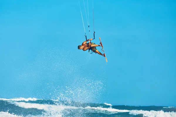 Działania sportowe rekreacyjne wody. Kiteboarding Extreme Sport. Su — Zdjęcie stockowe
