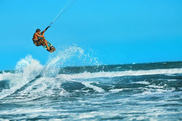 Recreational Water Sports Action. Kiteboarding Extreme Sport. Su — Stock Photo, Image