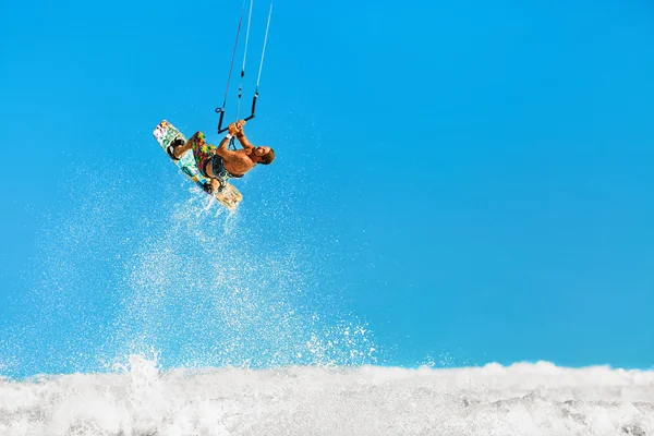 Acción recreativa de deportes acuáticos. Kiteboarding Extreme Sport. Su — Foto de Stock