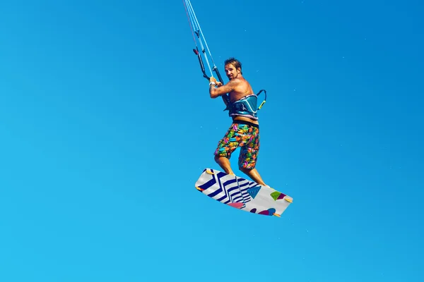 Kiteboarding, Kitesurfing. Extrém vízisportok. Szörfös levegő Acti — Stock Fotó