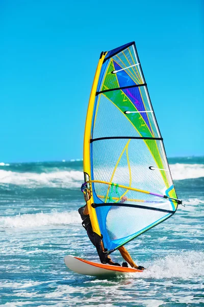 Esportes aquáticos radicais recreativos. Windsurf. Lei do Vento de Surf — Fotografia de Stock