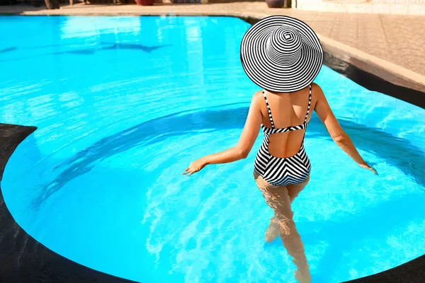 Bellezza donna estate, moda. Donna in buona salute In piscina. Re — Foto Stock