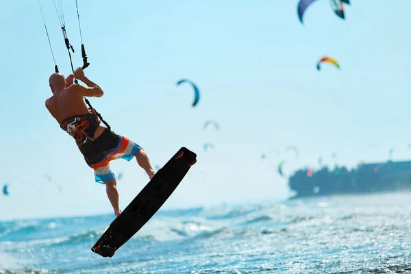 Vodní sporty. Kiteboarding, Kitesurfing v oceánu. Extrémní Sport — Stock fotografie