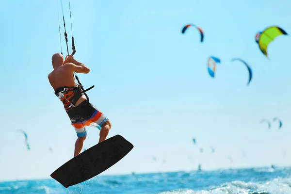 Sporty wodne. Kiteboarding Kitesurfing w oceanie. Sport ekstremalny — Zdjęcie stockowe