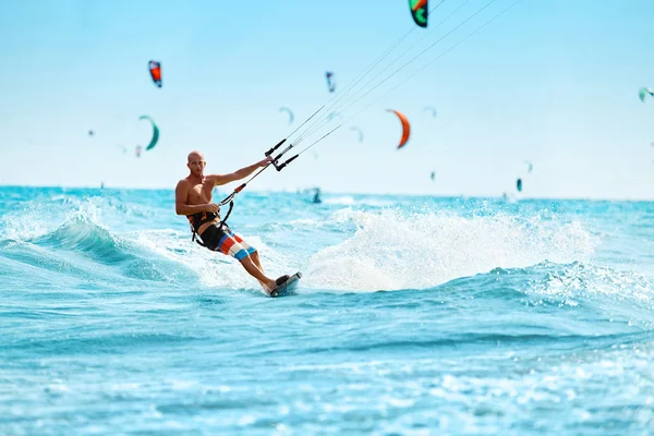 Deportes recreativos. Hombre Kiteboarding en el agua del mar. Deporte extremo —  Fotos de Stock