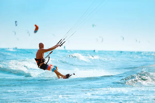 Sporty rekreacyjne. Mężczyzna Kiteboarding w wodzie morskiej. Sport ekstremalny — Zdjęcie stockowe