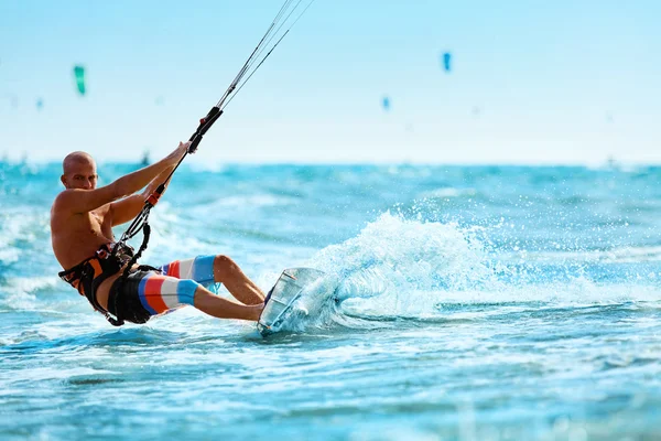 Freizeitsport. Man Kiteboarding im Meerwasser. Extremsport — Stockfoto