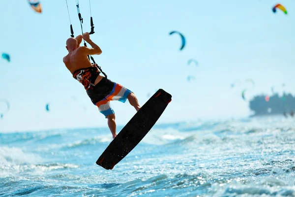 Watersport. Kitesurfen, Kitesurfing In de Oceaan. Extreme Sport — Stockfoto