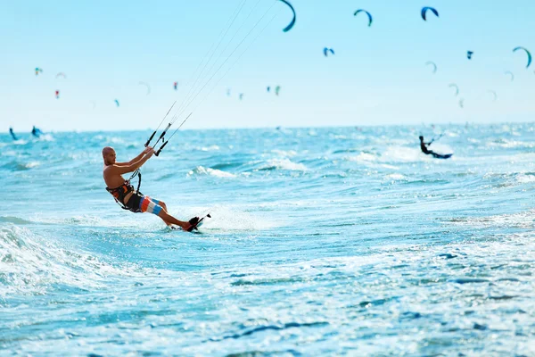 Deportes recreativos. Hombre Kiteboarding en el agua del mar. Deporte extremo — Foto de Stock