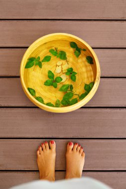 Vücut bakımı. Kadın ayakları Spa pedikür yordamı, tedavi. Havzası,
