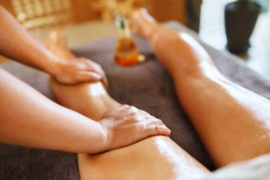 Vücut bakımı. Spa Masaj terapisi. Kadın bacakları Anti-Selülit