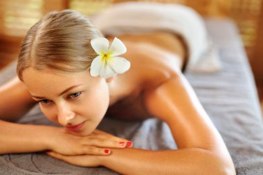 Kadın. Güzellik Spa salonları yordamda masaj. Vücut Bakımı.