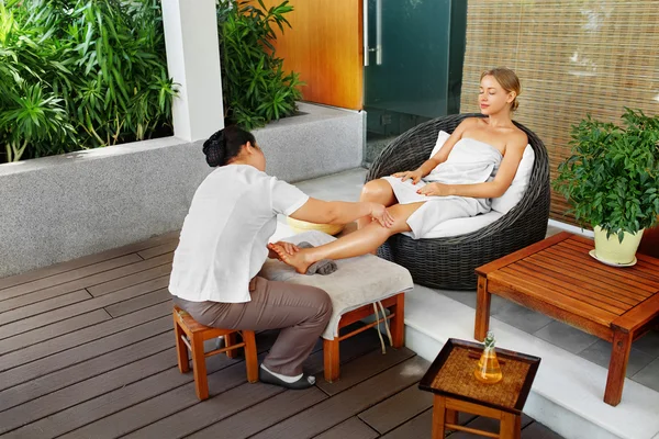 Spa Mujer Cuidado del cuerpo. Masaje de piernas de aromaterapia. Tratamiento del cuidado de la piel — Foto de Stock