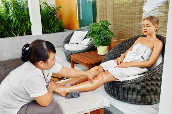 Spa Woman Body Care. Aromaterapia Leg Massage. Tratamento de cuidados com a pele — Fotografia de Stock