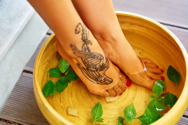 Soins du corps. Procédure de pédicure de spa de pieds de femme, traitement. Bassin , — Photo