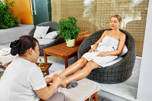 Spa Body Care. Foot Massage. Woman In Salon. Skincare Treatment — Zdjęcie stockowe
