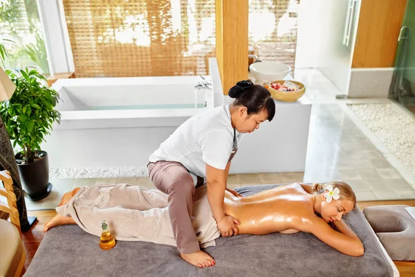 Spa kvinna tillbaka Massage. Skönhetsbehandling. Kropp, hud vård terapi — Stockfoto