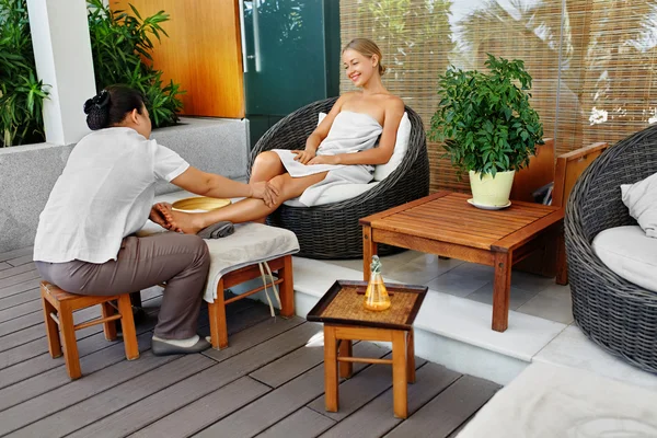 Spa kvinna kroppsvård. Benet aromamassage. Hudvård behandling — Stockfoto