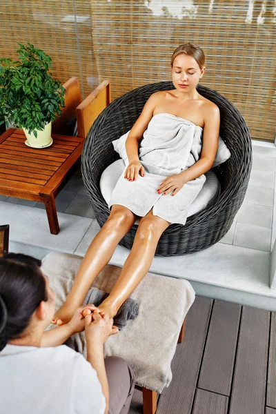 Spa Body Care. Foot Massage. Woman In Salon. Skincare Treatment — Zdjęcie stockowe