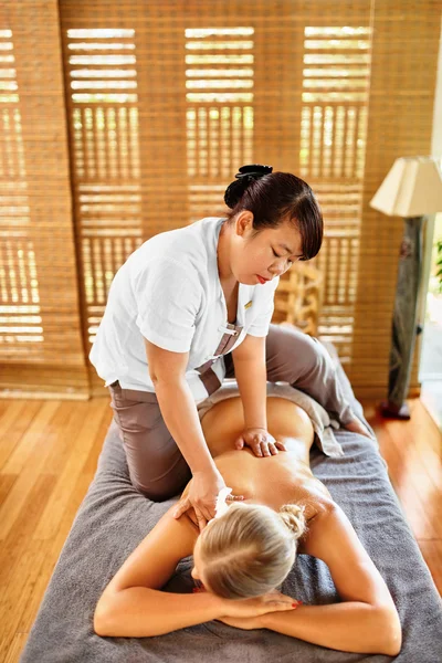 Spa vrouw terug Massage. Schoonheidsbehandeling. Lichaam, huid zorgtherapie — Stockfoto