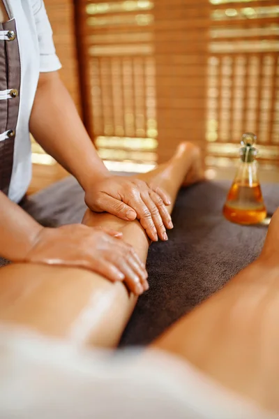 Уход за телом. Спа-массаж. Антицеллюлит женских ног — стоковое фото