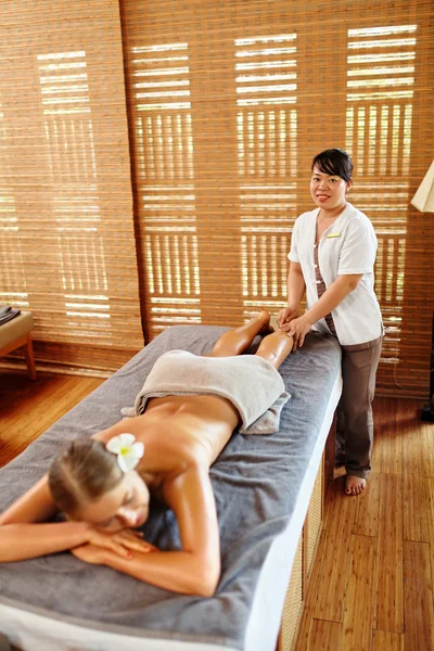 Spa kvinna. Olja ben Massageterapi, behandling. Hud och kroppsvård — Stockfoto