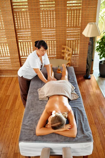 Leg Massage Spa Therapy. Body Care. Masseur Massaging Female Leg — Stock Photo, Image