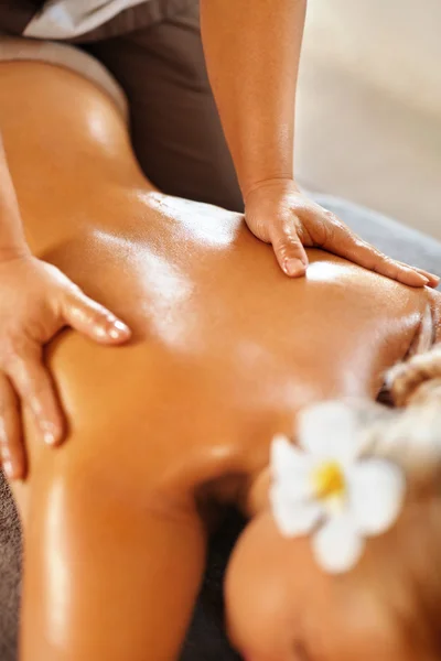 Spa kvinna tillbaka Massage. Skönhetsbehandling. Kropp, hud vård terapi — Stockfoto