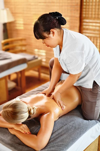 Spa vrouw terug Massage. Schoonheidsbehandeling. Lichaam, huid zorgtherapie — Stockfoto