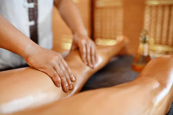 Mujer Spa. Cuidado del cuerpo. Aceite de Piernas Masaje Terapia. Cuidado de la piel — Foto de Stock