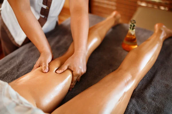 Donna delle terme. Terapia di massaggio della gamba dell'olio, trattamento. Cura della pelle del corpo — Foto Stock