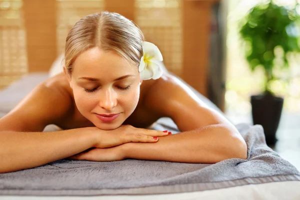 Mujer Spa. Procedimiento de masaje en salón de spa de belleza. Cuidado del cuerpo . — Foto de Stock