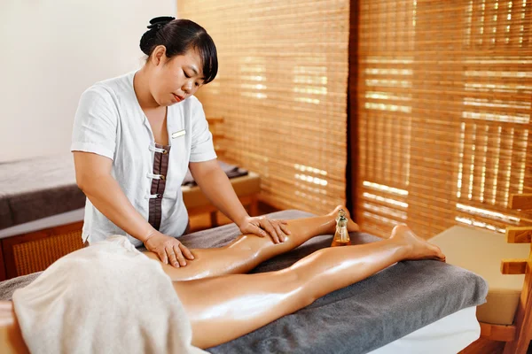 Kadın. Petrol bacak Masaj Terapi, tedavi. Vücut Cilt Bakımı — Stok fotoğraf