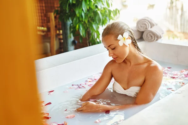 Kadın Spa çiçek banyo. Aromaterapi. Rahatlatıcı Rose küvet. — Stok fotoğraf