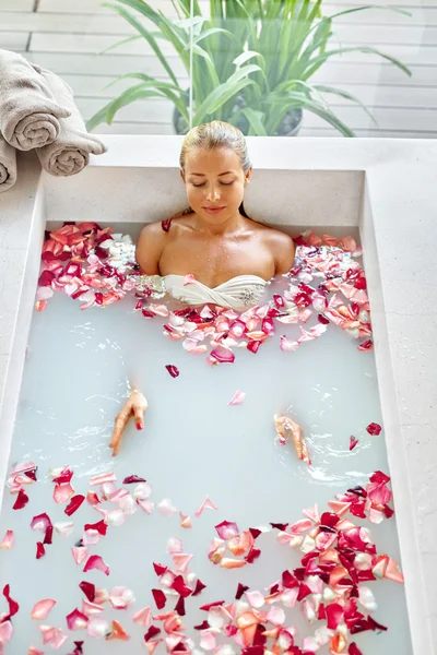 Υγεία, ομορφιά. Γυναίκα Spa περιποίηση του σώματος. Χαλαρώνοντας λουτρό λουλούδι τριαντάφυλλο — Φωτογραφία Αρχείου