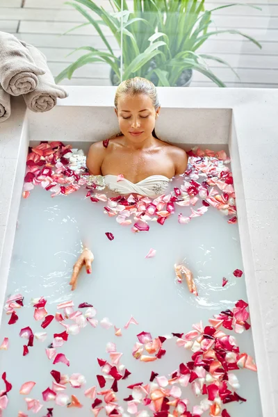 Salud, Belleza. Cuidado corporal de spa de mujer. Relajante flor rosa baño —  Fotos de Stock