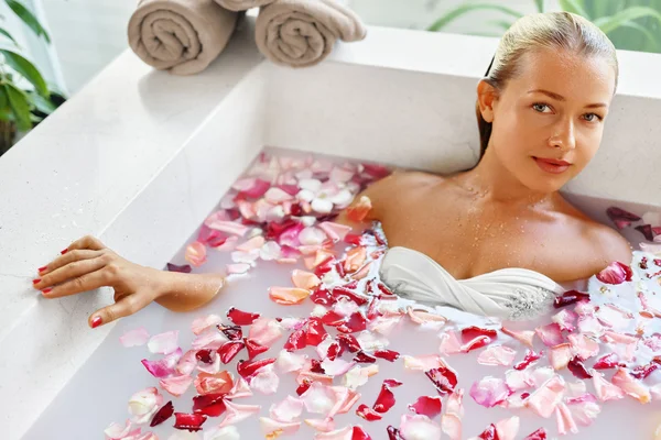 Woman Spa Flower Bath. Aromaterapia. Relaxante banheira de rosas . — Fotografia de Stock