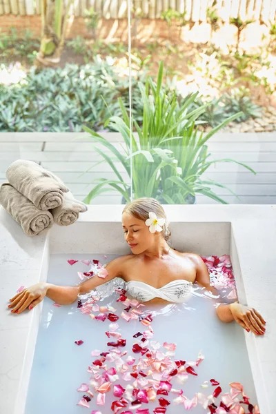 Spa Relaxamento. Cuidado com o corpo da mulher. Banho de flores. Beleza Skincare — Fotografia de Stock