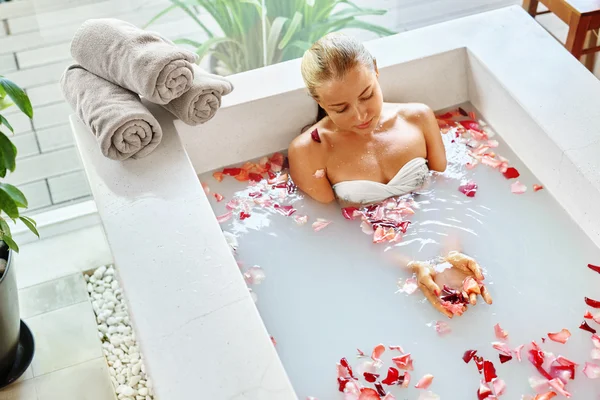 Wellness. Skin, Body Care Spa Therapy. Woman In Bath. Beauty — Stock Photo, Image